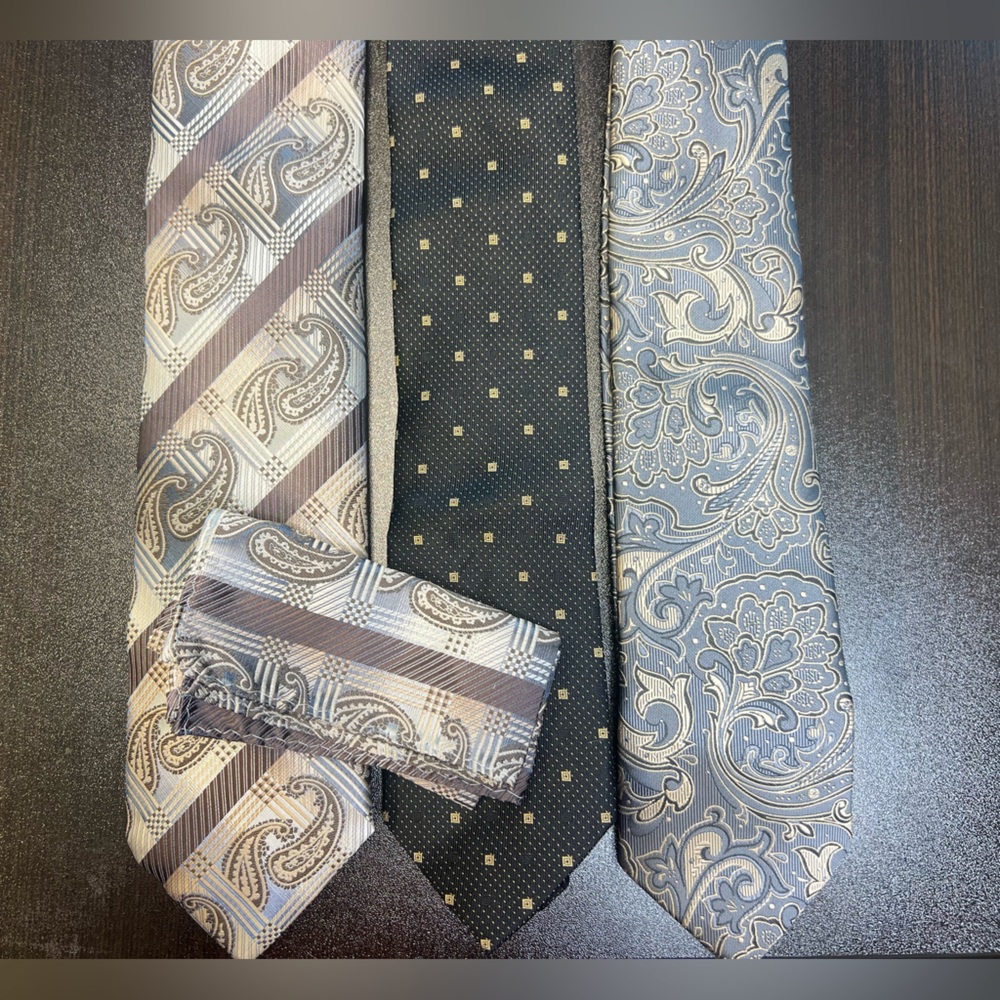 Set of 3 ties with matching hanker chief